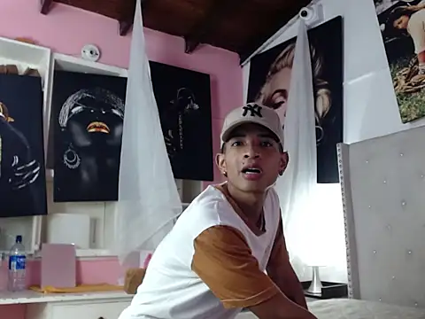 Snapshot of crissex3 chatting on February 21, 2026, 12:40 pm crissex3 online show from February 21, 2026, 12:40 pm