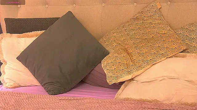 SeniGrandee online show from May 13, 2026, 8:27 pm