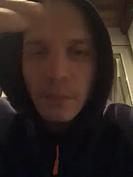 Snapshot of Spielzeugtwink chatting on December 15, 2025, 7:52 pm Spielzeugtwink online show from December 15, 2025, 7:52 pm