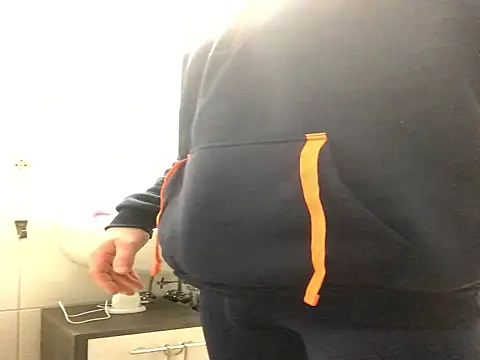 Snapshot of Spielzeugtwink chatting on December 17, 2025, 10:04 pm Spielzeugtwink online show from December 17, 2025, 10:04 pm