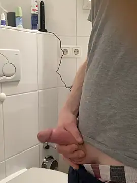 Snapshot of Spielzeugtwink chatting on February 8, 2026, 3:10 pm Spielzeugtwink online show from February 8, 2026, 3:10 pm