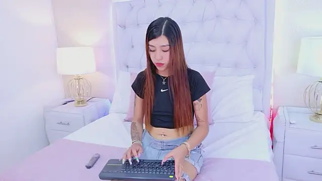 Snapshot of ViolettFrosst chatting on December 2, 2025, 7:26 pm ViolettFrosst online show from December 2, 2025, 7:26 pm