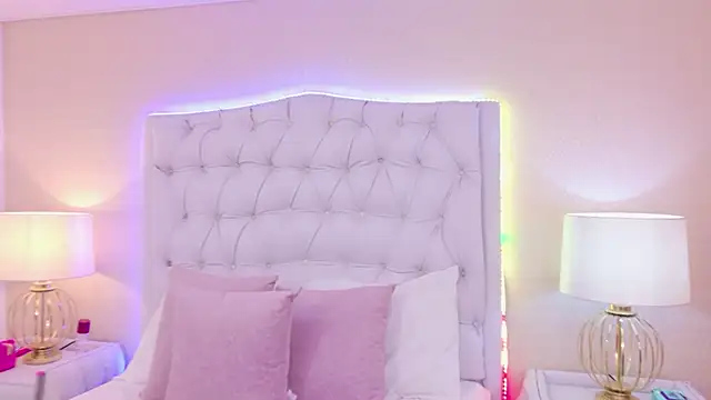 Snapshot of ViolettFrosst chatting on December 19, 2025, 3:36 pm ViolettFrosst online show from December 19, 2025, 3:36 pm