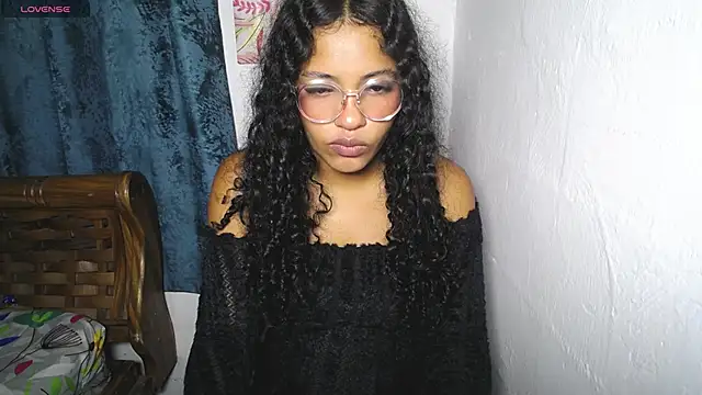 Snapshot of chleo_rosse chatting on December 22, 2025, 1:33 pm chleo rosse online show from December 22, 2025, 1:33 pm