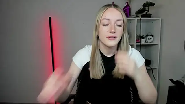 EvelynBlond online show from March 10, 2026, 1:26 pm