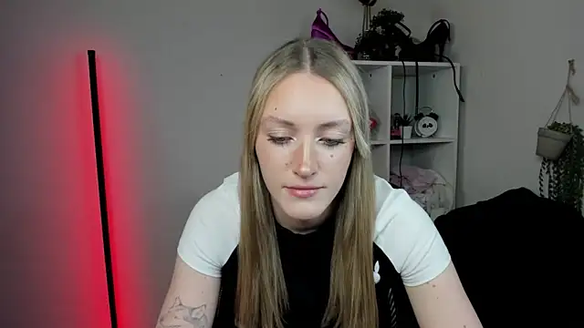 EvelynBlond online show from April 16, 2026, 12:39 pm