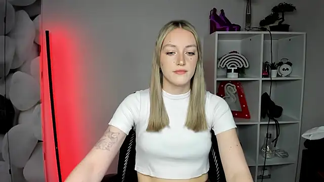 Snapshot of EvelynBlond chatting on February 13, 2026, 10:26 am EvelynBlond online show from February 13, 2026, 10:26 am