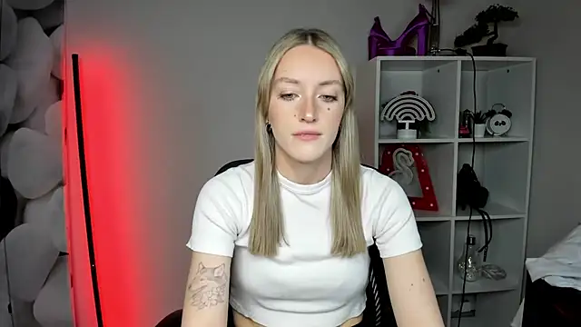 Snapshot of EvelynBlond chatting on February 17, 2026, 1:30 pm EvelynBlond online show from February 17, 2026, 1:30 pm