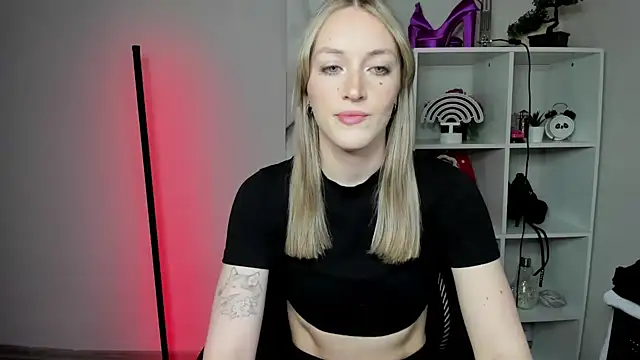 Snapshot of EvelynBlond chatting on March 2, 2026, 6:25 am EvelynBlond online show from March 2, 2026, 6:25 am