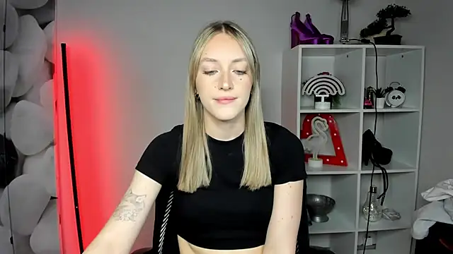 Snapshot of EvelynBlond chatting on February 16, 2026, 6:45 am EvelynBlond online show from February 16, 2026, 6:45 am