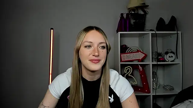 EvelynBlond online show from May 13, 2026, 12:45 pm