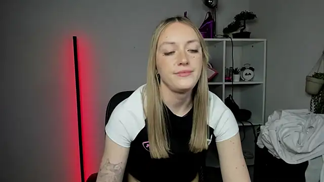 EvelynBlond online show from March 11, 2026, 6:35 pm