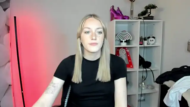 Snapshot of EvelynBlond chatting on February 3, 2026, 1:27 pm EvelynBlond online show from February 3, 2026, 1:27 pm