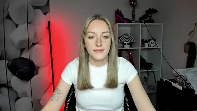 Snapshot of EvelynBlond chatting on January 19, 2026, 1:37 pm EvelynBlond online show from January 19, 2026, 1:37 pm