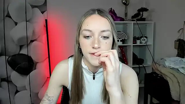 Snapshot of EvelynBlond chatting on January 16, 2026, 1:37 pm EvelynBlond online show from January 16, 2026, 1:37 pm