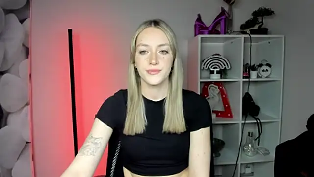 Snapshot of EvelynBlond chatting on February 23, 2026, 6:25 am EvelynBlond online show from February 23, 2026, 6:25 am