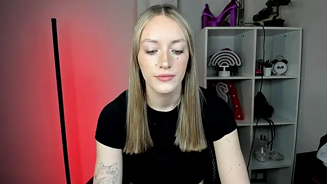 Snapshot of EvelynBlond chatting on February 24, 2026, 1:45 pm EvelynBlond online show from February 24, 2026, 1:45 pm