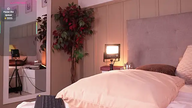 melaniebrett online show from March 10, 2026, 7:51 pm