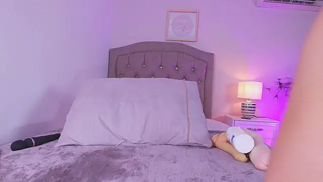 lanna w online show from February 3, 2026, 7:52 pm