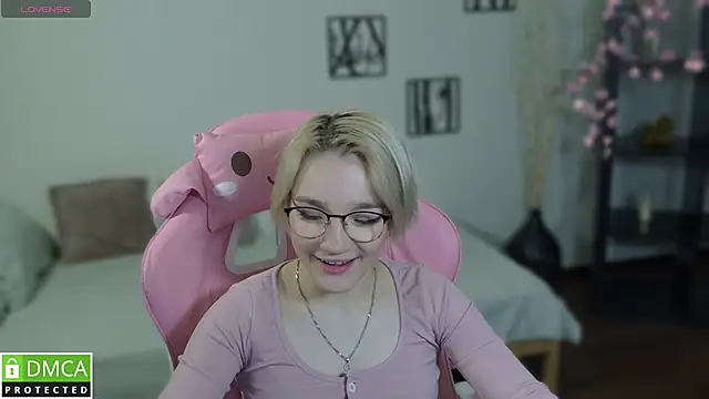 Megan Lora online show from December 2, 2025, 1:28 am