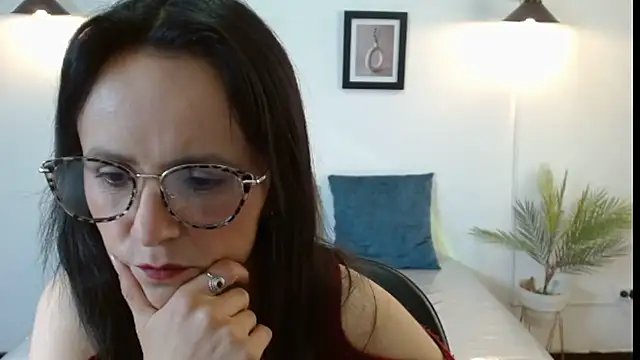 Juliana  lx online show from December 5, 2025, 12:59 pm