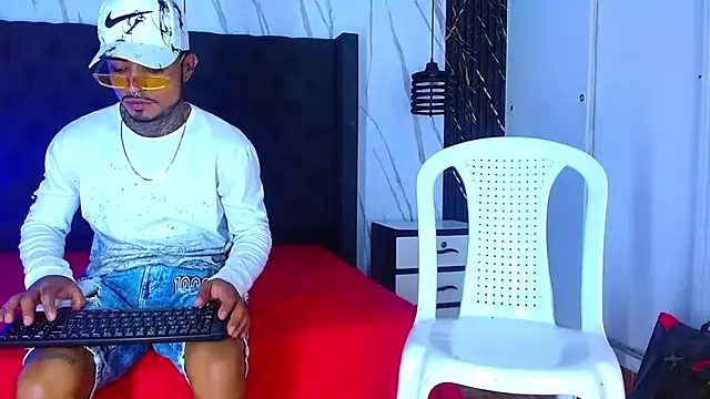 Snapshot of Hot_Latino_x chatting on December 5, 2025, 7:45 pm Hot Latino x online show from December 5, 2025, 7:45 pm