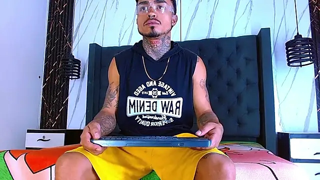 Snapshot of Hot_Latino_x chatting on January 13, 2026, 12:42 pm Hot Latino x online show from January 13, 2026, 12:42 pm