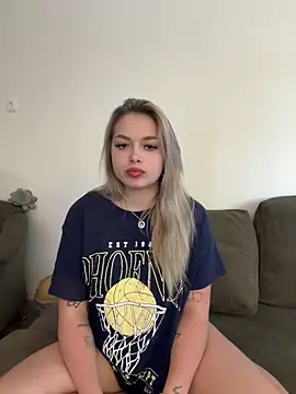 Snapshot of Ibolya_7 chatting on May 8, 2026, 5:06 pm Ibolya 7 online show from May 8, 2026, 5:06 pm