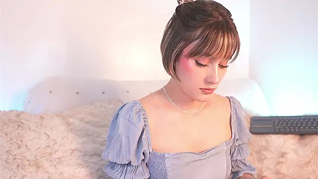 Mackenzie Lia online show from February 5, 2026, 12:28 am