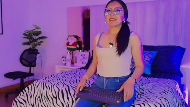 Snapshot of Mara_Wolf01 chatting on December 18, 2025, 8:34 pm Mara Wolf01 online show from December 18, 2025, 8:34 pm