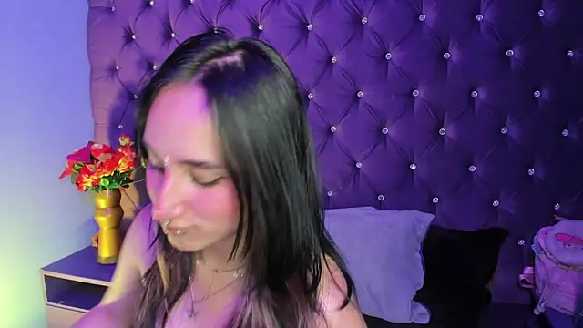 CharlotteStuart online show from April 7, 2026, 3:41 am