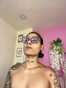 Snapshot of LauraRaider chatting on July 17, 2026, 10:07 pm LauraRaider online show from July 17, 2026, 10:07 pm