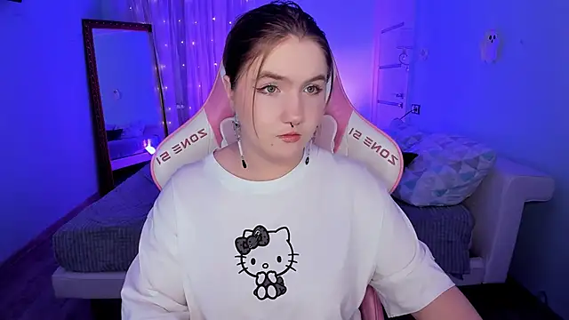 lovelyy julia online show from December 2, 2025, 8:27 am