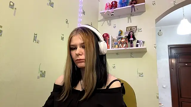 Snapshot of TraceeSchutt chatting on December 21, 2025, 1:13 pm TraceeSchutt online show from December 21, 2025, 1:13 pm