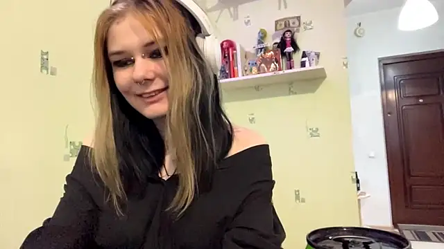 Snapshot of TraceeSchutt chatting on December 18, 2025, 1:04 pm TraceeSchutt online show from December 18, 2025, 1:04 pm