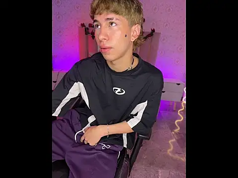 kaelwolf tay online show from April 17, 2026, 11:35 am