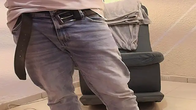 Daisuke 01 online show from December 17, 2025, 4:17 am