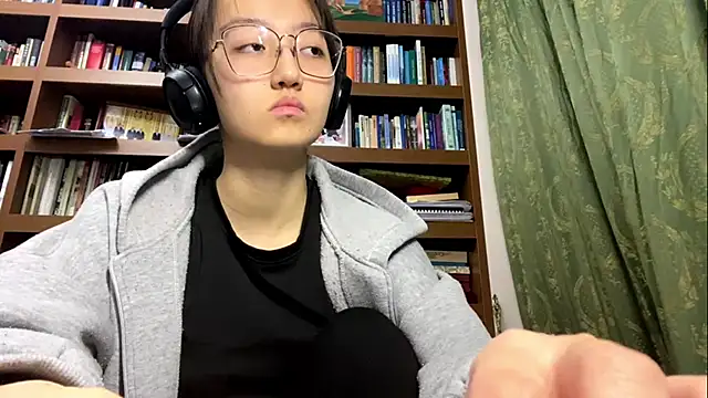 LinaClous online show from December 15, 2025, 1:39 pm