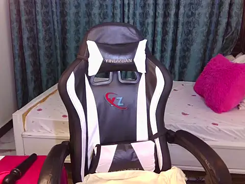 Snapshot of emma-112 chatting on December 18, 2025, 5:50 pm emma-112 online show from December 18, 2025, 5:50 pm