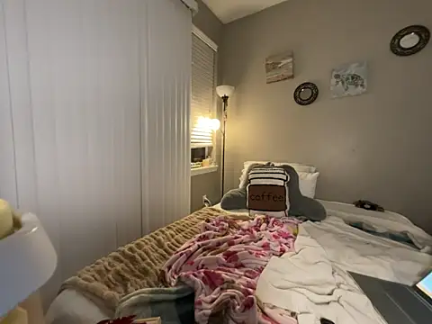 renesmaelily222 online show from February 25, 2026, 4:12 am