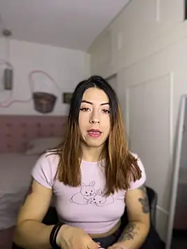 MaddieHunter online show from December 4, 2025, 1:43 pm