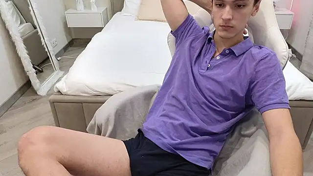 Snapshot of MoonlinSkinn chatting on December 2, 2025, 8:05 am MoonlinSkinn online show from December 2, 2025, 8:05 am