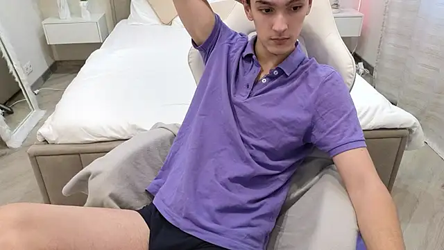 Snapshot of MoonlinSkinn chatting on December 4, 2025, 8:02 am MoonlinSkinn online show from December 4, 2025, 8:02 am