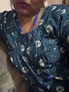 Snapshot of Tamil_Smiley_Queen chatting on January 15, 2026, 5:05 pm Tamil Smiley Queen online show from January 15, 2026, 5:05 pm