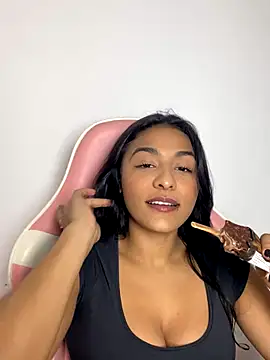 Snapshot of Laurapocahontas chatting on November 29, 2025, 11:27 pm Laurapocahontas online show from November 29, 2025, 11:27 pm