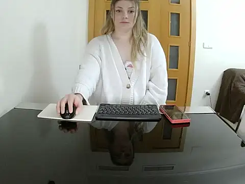 Snapshot of Adelyxveex chatting on February 3, 2026, 11:43 pm Adelyxveex online show from February 3, 2026, 11:43 pm