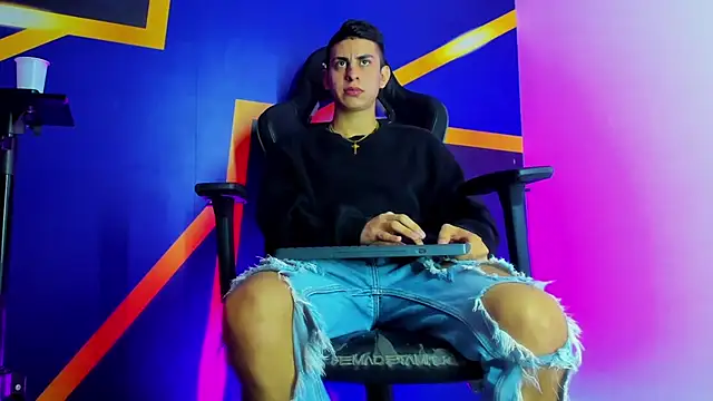 Snapshot of twink_scott_ chatting on November 30, 2025, 4:35 am twink scott online show from November 30, 2025, 4:35 am