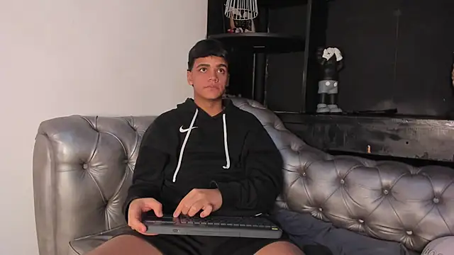 Isaac Collins  online show from November 29, 2025, 8:53 pm