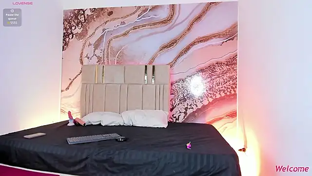 Anthonela art online show from February 9, 2026, 2:37 pm