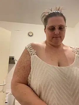 bea french curvy online show from February 5, 2026, 9:10 pm